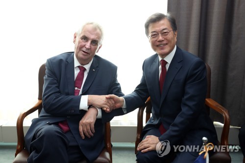 제만 체코 대통령과 악수하는 문 대통령