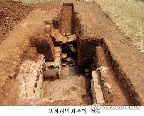 北, 평양 외곽서 고구려 벽화무덤 발굴