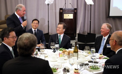 건배사하는 스티븐 슈워츠먼 블랙스톤 회장