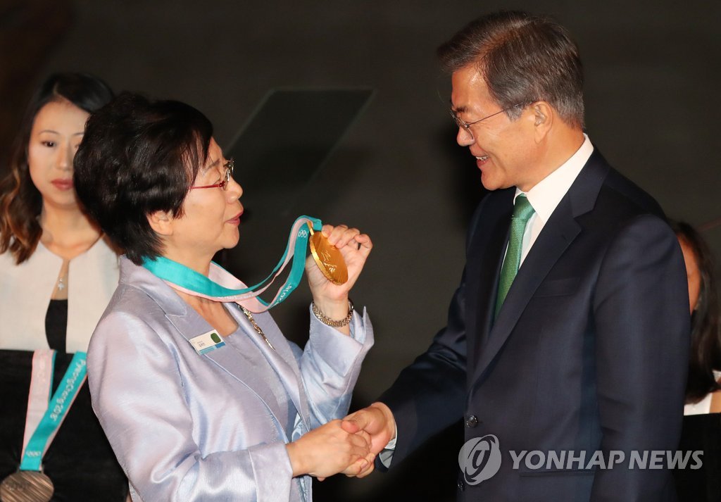문 대통령과 처음 공개된 평창올림픽 금메달