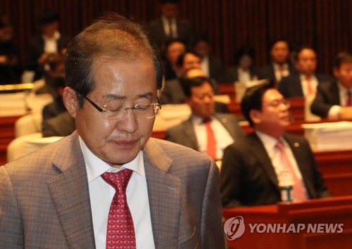 단상으로 나가는 홍준표 대표