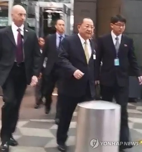 호텔 나서는 리용호