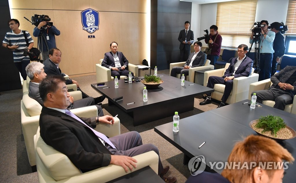 히딩크 '매직'에 걸린 축구협회 활용법 두고 회의