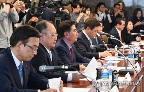 국토부 장관의 발언듣는 건설업계 관계자들