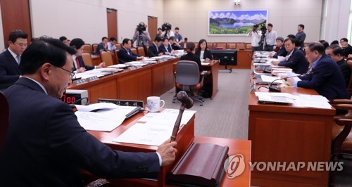 의사봉 두드리는 심재권 위원장