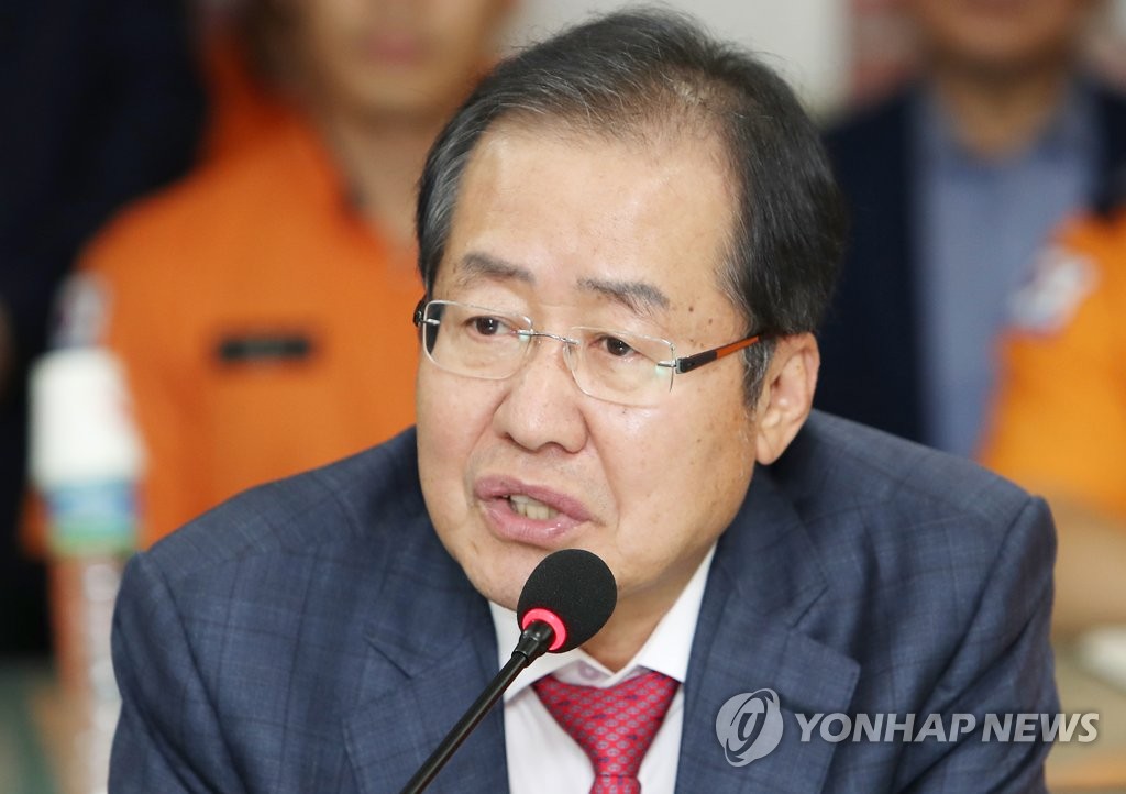 인사말 하는 홍준표 대표
