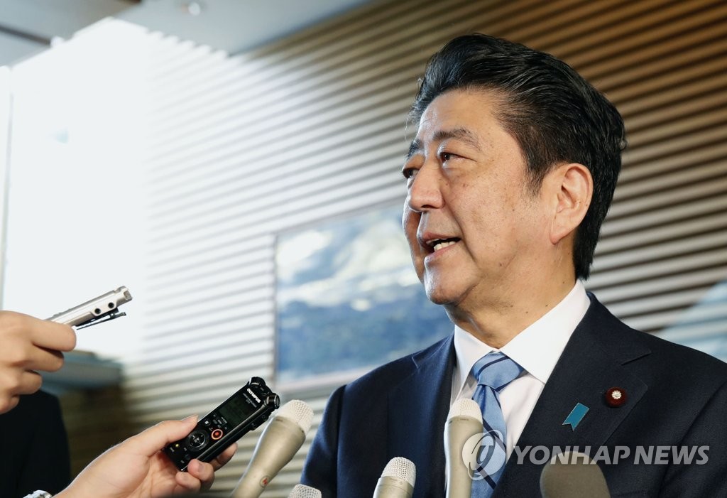 해산 의결 각의 앞서 기자들의 질문에 답하는 아베