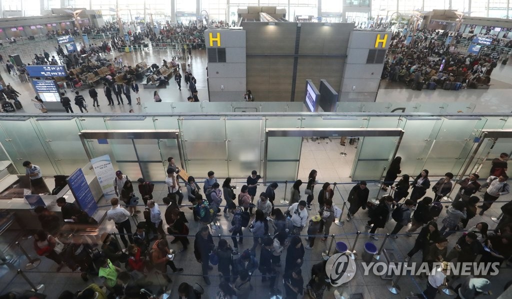 연휴 여행객으로 붐비는 인천공항