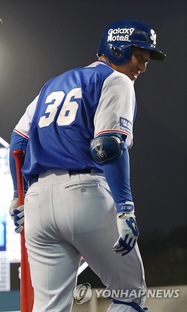 미소 짓는 이승엽