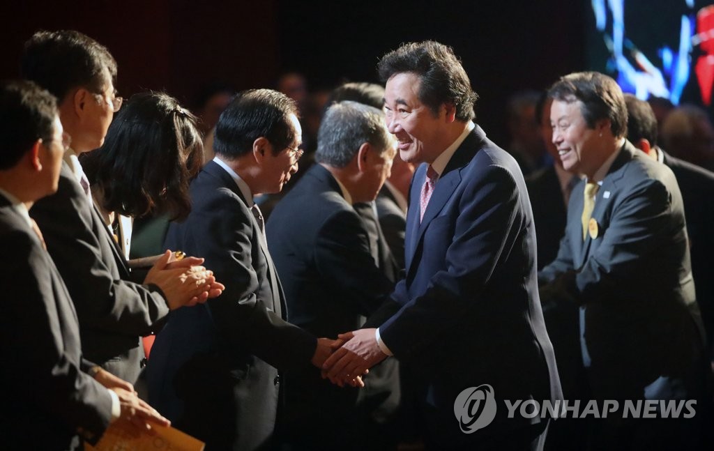 악수하는 이낙연 총리