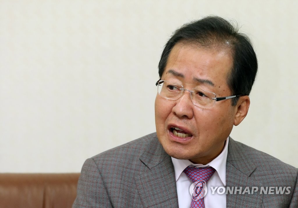 바른정당과의 통합 입장 밝히는 홍준표 대표