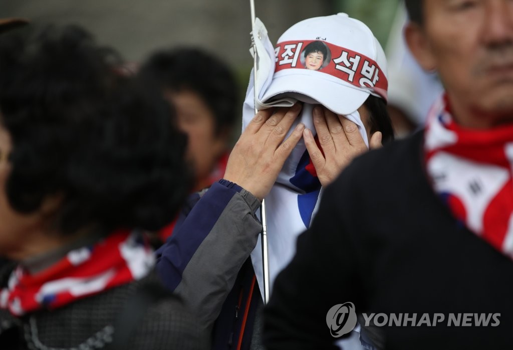 박 대통령 지지자 침통