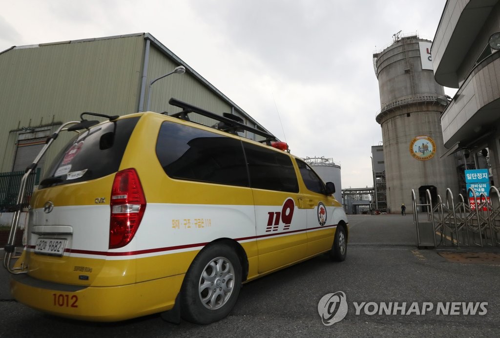 롯데케미칼 울산공장으로 들어가는 소방 차량