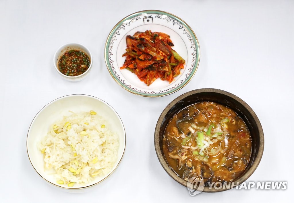 문 대통령이 노동계와 함께한 '추어탕'