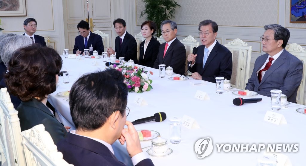 문 대통령, 4강대사들과 차담회