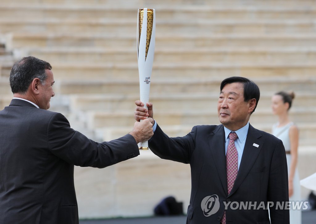 성화 받은 이희범 조직위원장