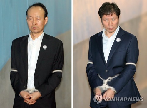 나란히 영장실질심사 출석하는 이재만·안봉근