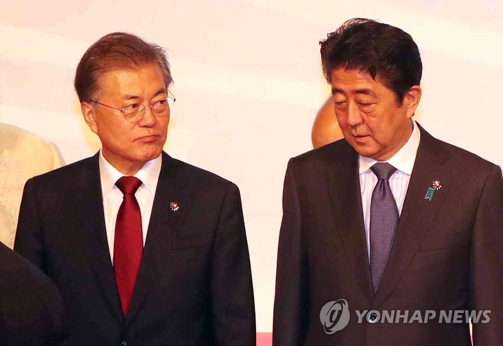 문재인 대통령(왼쪽)과 아베 일본 총리