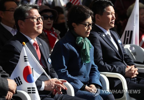나란히 앉은 조원진과 박근령