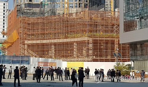 지진에 놀란 부산 국제금융단지 직원들