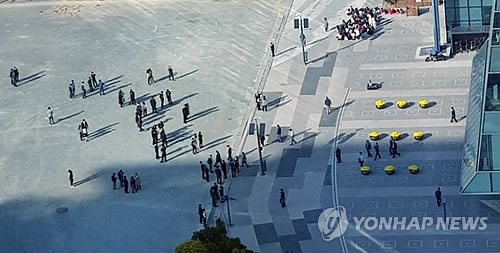 지진에 놀라 대피한 부산 국제금융단지 직원들
