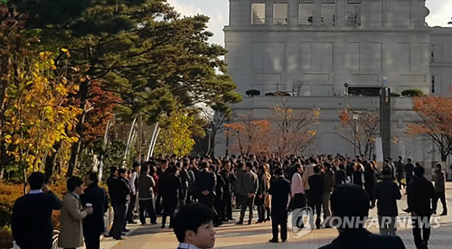 대피한 부산 국제금융단지 직원들