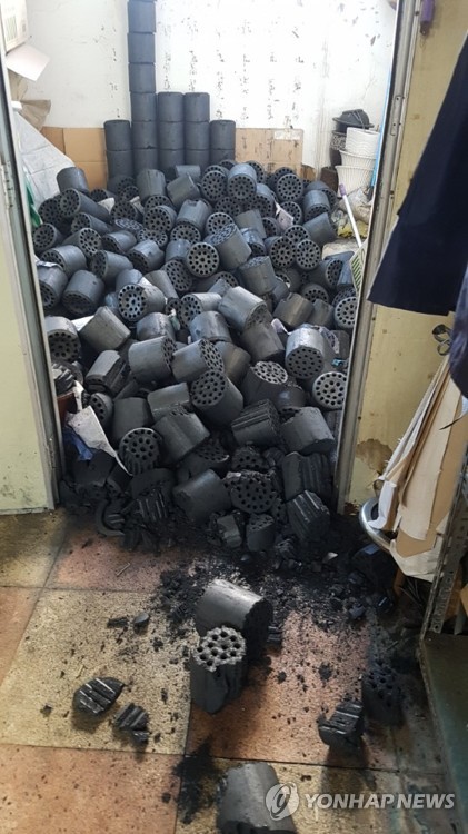 지진에 쓰러지고 깨진 연탄들