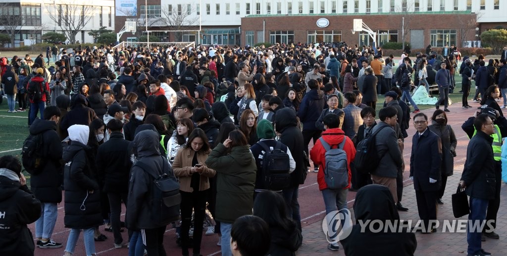 지진에 놀라 대피한 학생들