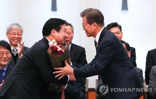 문 대통령, 중기부 장관에게 꽃다발 주며 미소