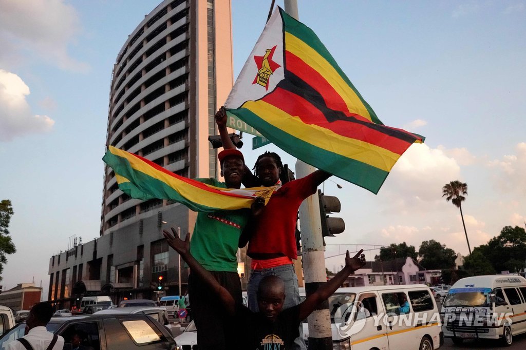 '무가베 37년 장기집권 끝났다' 환호하는 짐바브웨인들