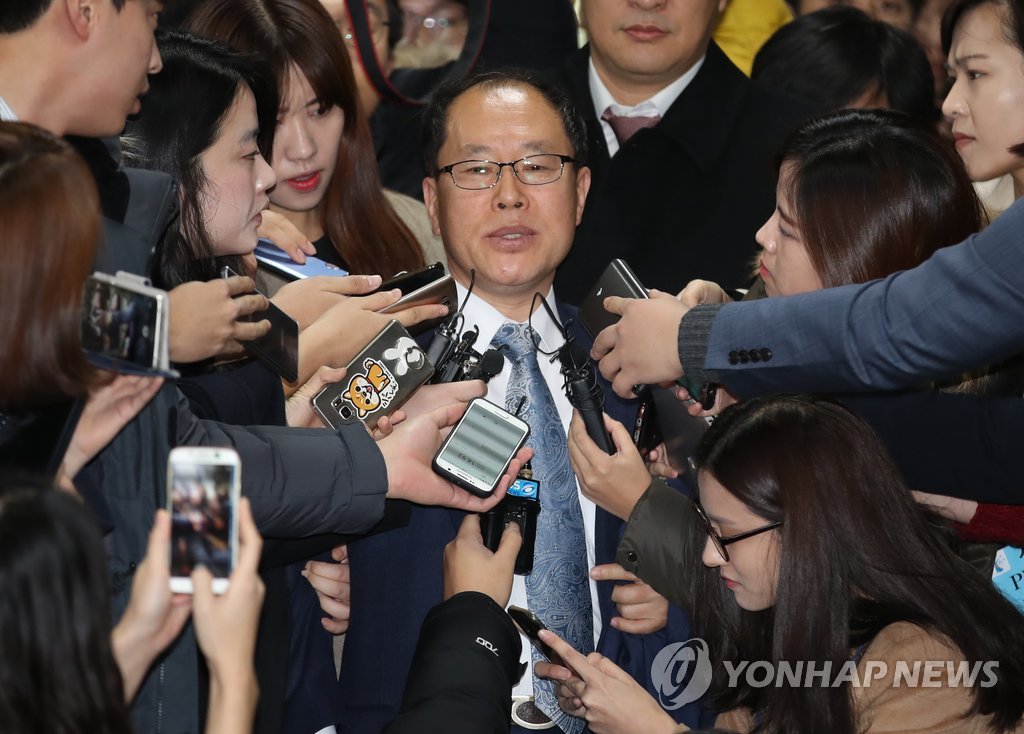 법원 나서는 박근혜 전 대통령의 국선 변호인단