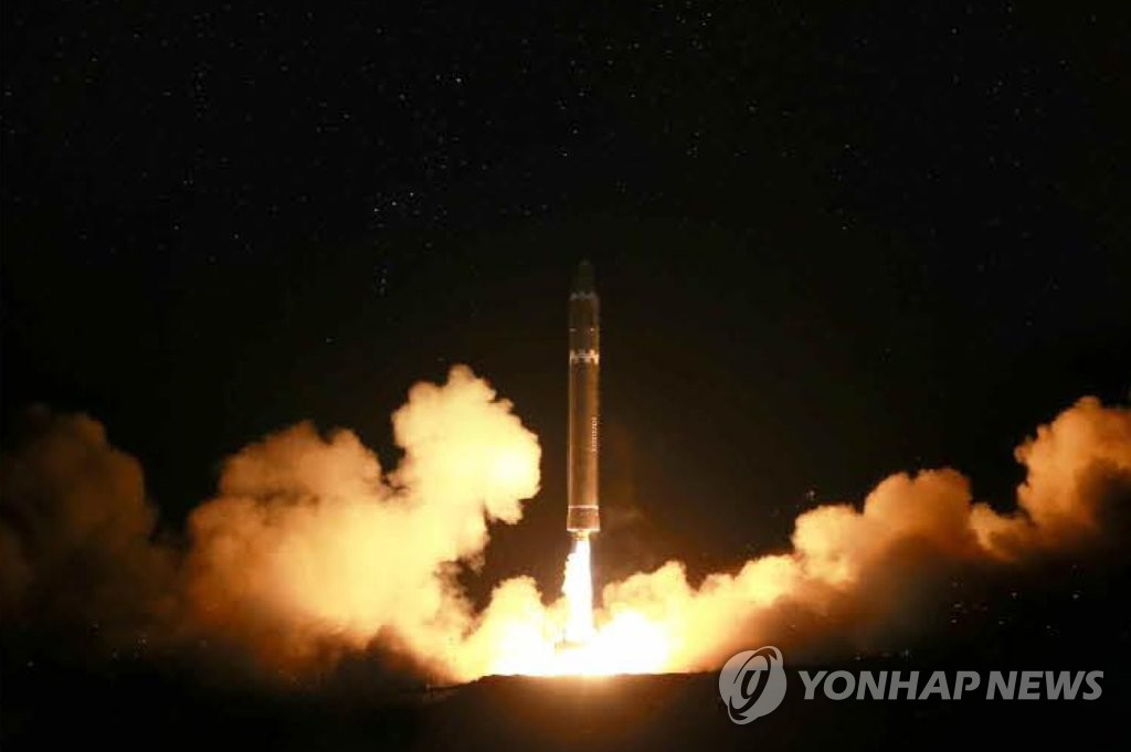 북한, '화성-15' 미사일 발사모습 공개
