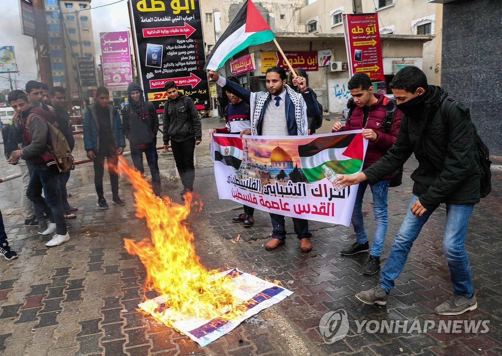 팔레스타인의 분노…불태워지는 트럼프와 이스라엘 국기