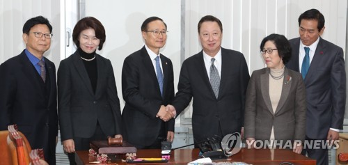 근로기준법 개정을 위한 악수(?)