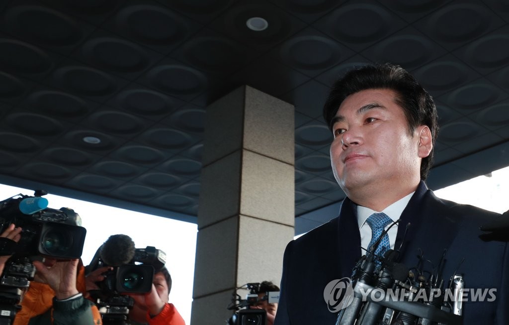 '정치자금법 위반' 혐의 원유철 의원 검찰 출석