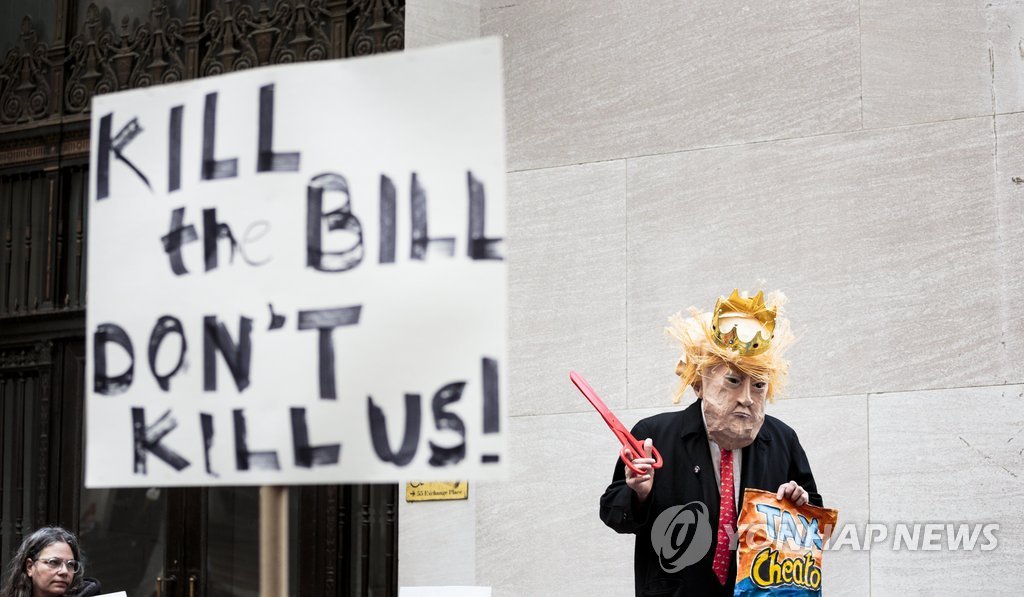 (뉴욕 EPA=연합뉴스) 지난 19일 뉴욕증권거래소(NYSE) 앞에서 일어난 감세법 반대 시위.