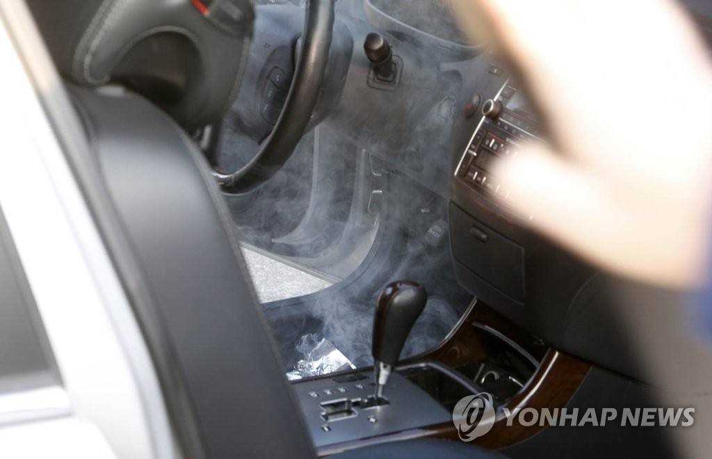 현장검증하는 국정원 소속 정치호 변호사 유족
