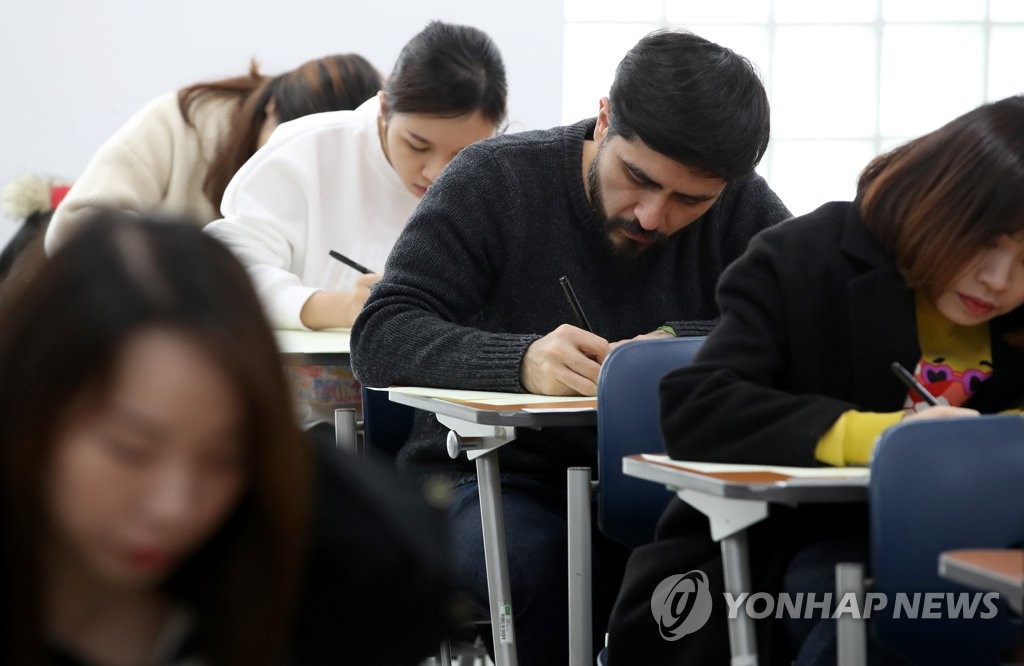 한국어 시험보는 외국인