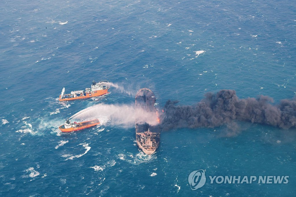 유조선 '상치'호 진화 작업 현장