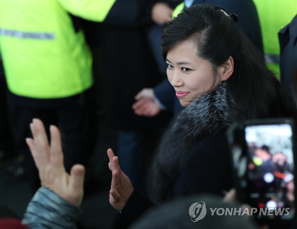 미소 보이며 손인사, 시민들에게 인사하는 현송월