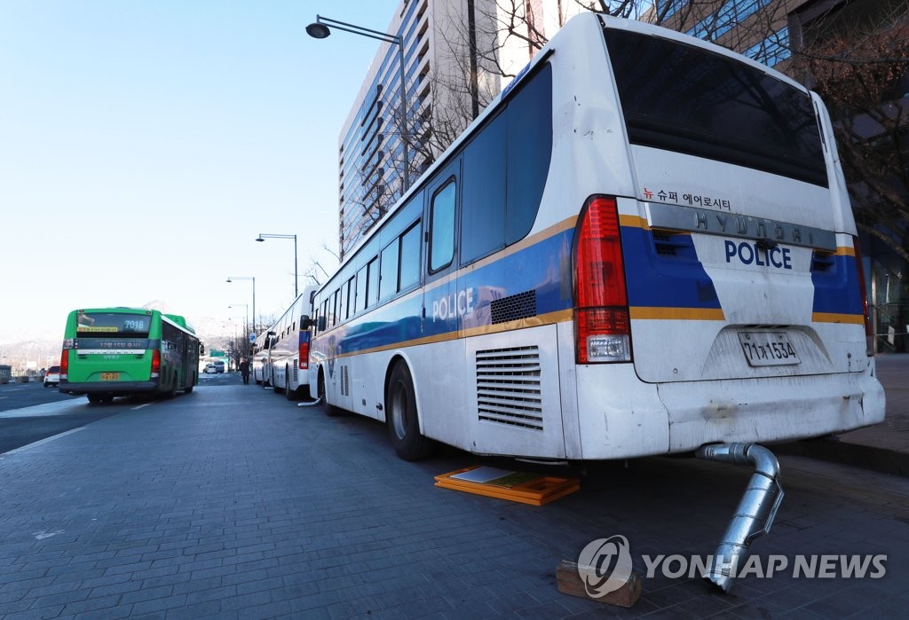 서울 광화문 광장 인근에 주차된 경찰버스