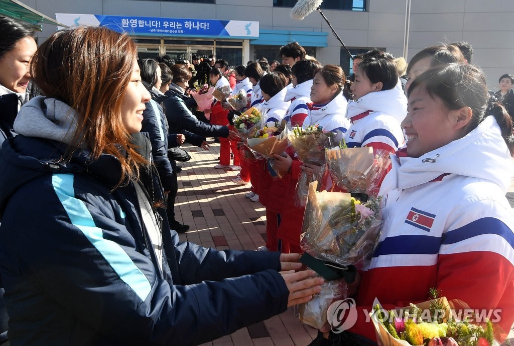 北朝鮮選手に花束