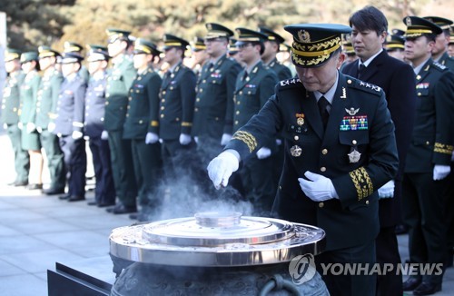 현충탑 분향하는 이석구 사령관