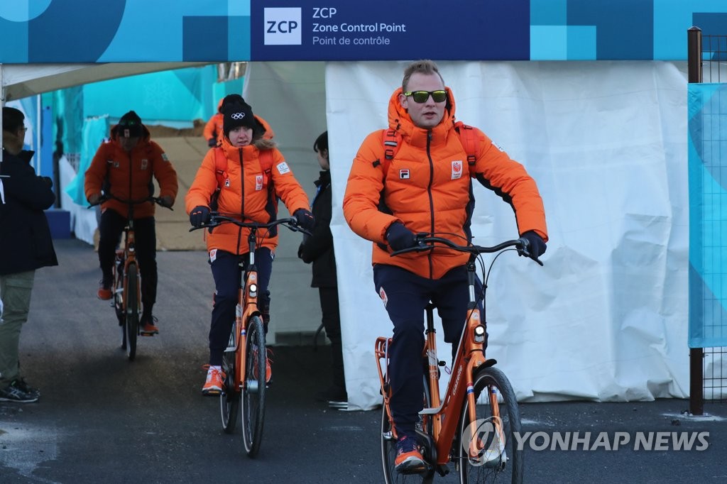 자전거 타는 네덜란드 선수단