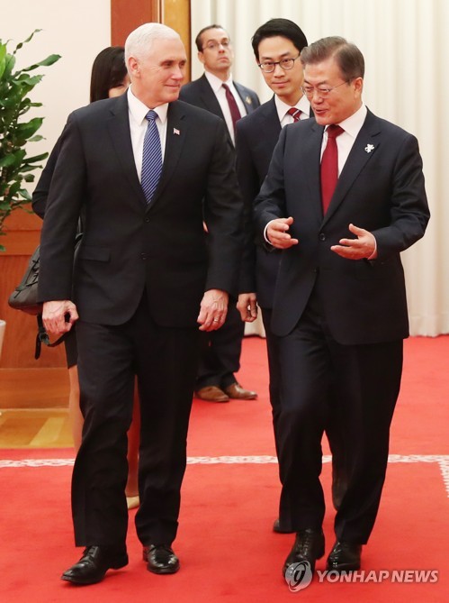 대화하며 이동하는 문 대통령과 마이크 펜스 미국 부통령