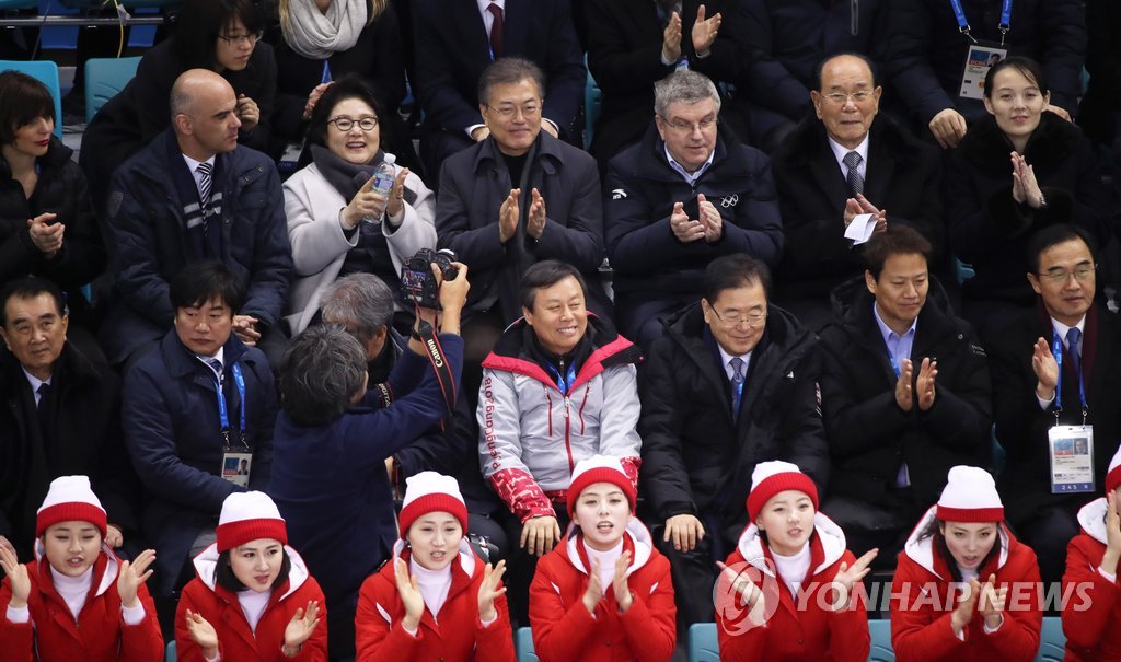 [올림픽] 박수치는 문 대통령과 북한 대표단