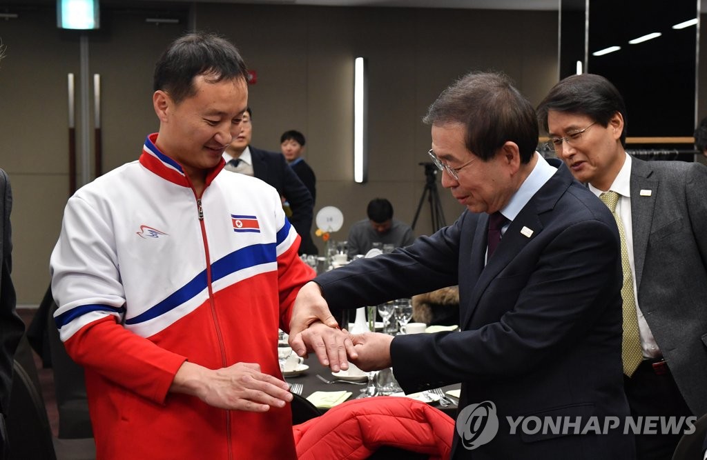 북한 선수 손 만져보는 박원순