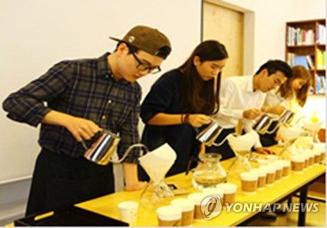 바리스타 교육받는 이주배경 청소년들