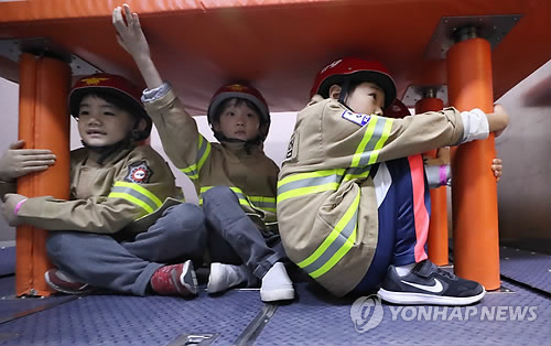 2018년 어린이 안전짱 체험박람회에서 지진 대피 체험 중인 아이들