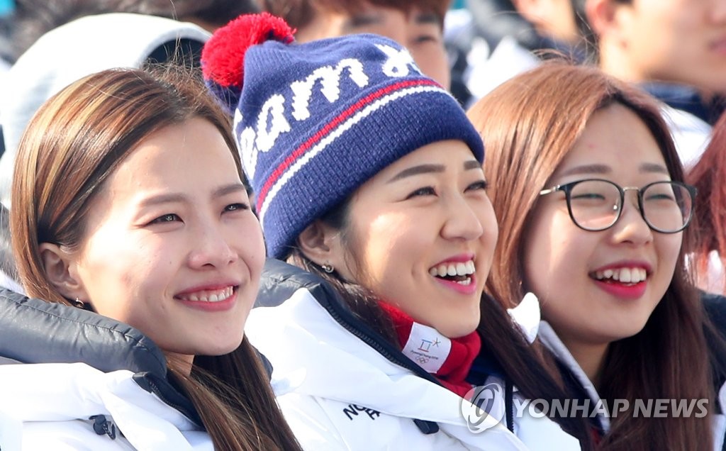 평창동계올림픽 해단식에서 밝은 미소 짓는 여자컬링팀